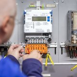 Les prestations de Swissgrid vont coûter moins cher l'an prochain. KEYSTONE/MICHAEL BUHOLZER